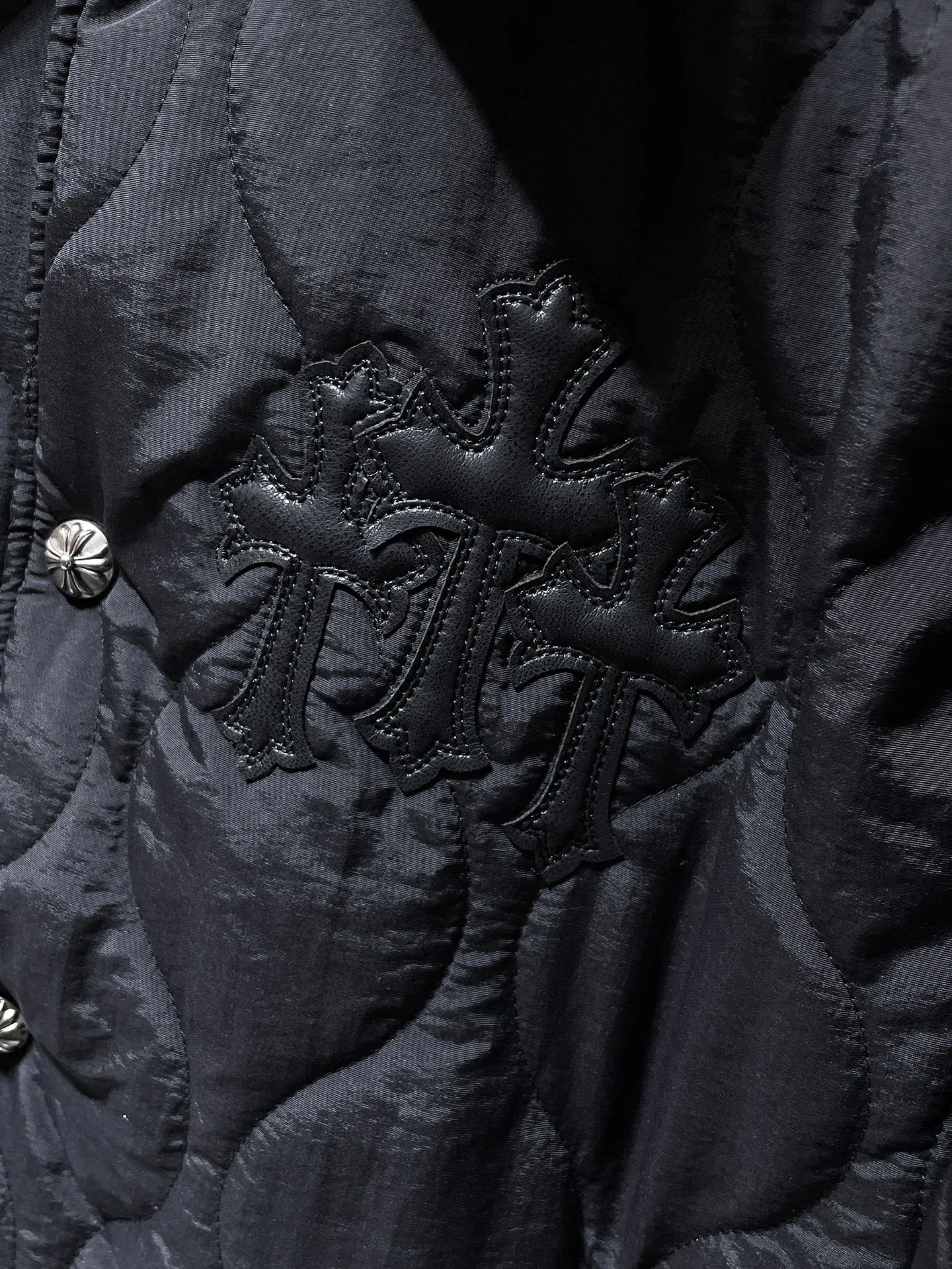 P416 Chrome Hearts 🍁Winter cotton jacket series🍁 25ss Crow Heavy Industry Cross Leather Label Lapel Embroidered Cotton Jacket Available at counters simultaneously❤ The highest version series on the market Customized version of windproof pure cotton jacket fabric Filled with high-density high-elastic down cotton inside Highly warm, fluffy and soft, extremely resilient Lightweight and fashionable ✨✨ Slim fit and not bloated Recommended color: black Code number: S, M, L, XL